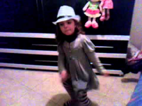 menina de 6 anos dançando