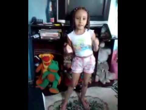 menina de 6 anos dançando ai se eu te pego