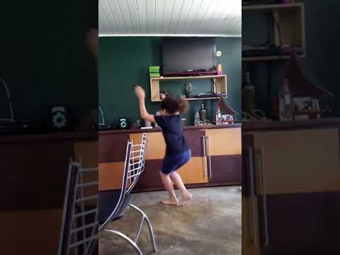 MENINA DE 6 ANOS DANÇANDO 