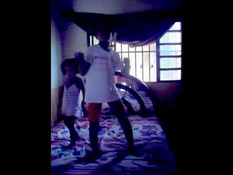 Menina de 7 anos dançando Ai Se Eu Te Pego (Michel Telo)