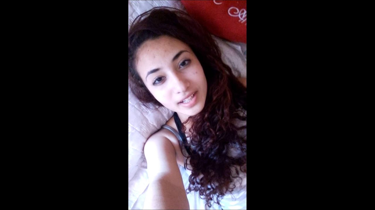 Menina solteira. Não é puta!!