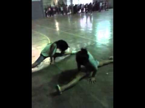 Meninas abrindo espaguete