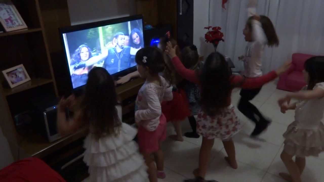 Meninas de 5 Anos Dançando Amor de Chocolate Naldo