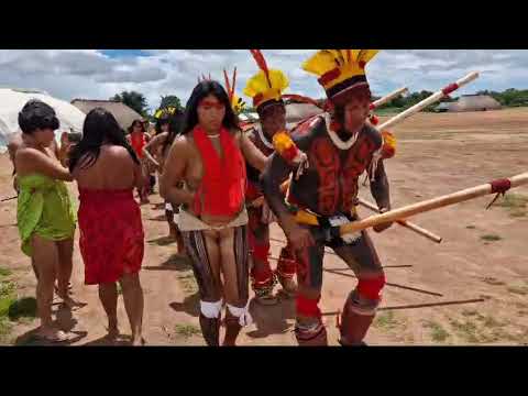 meninas do povo mehinaku dançando com povo kuikuro na aldeia kuikuro ipatse