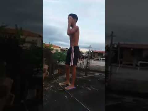 Menino chorando, vou quebrar seu telefone