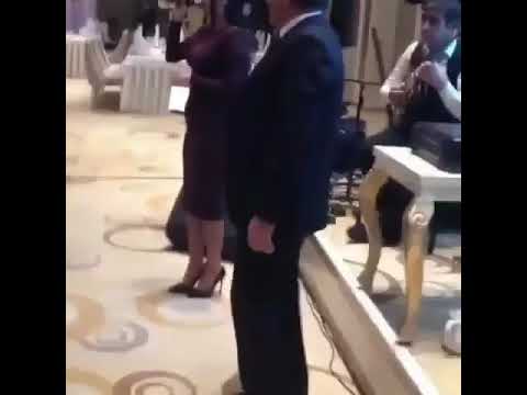 Meshur Azerbaycanli mugenni ofisantla bele mezelendi