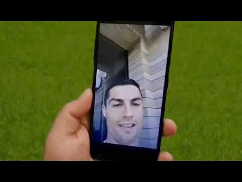 Messi mostrando a medalha para Cristiano Ronaldo por vídeo chamada