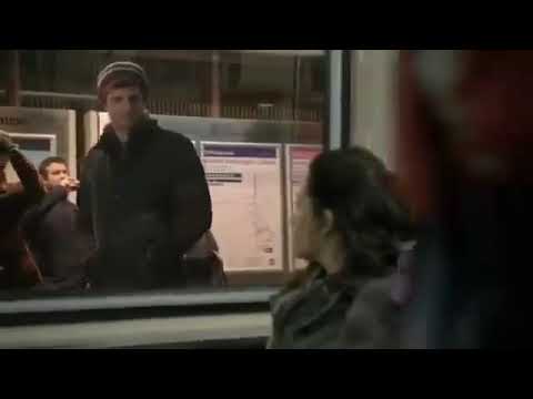 Metroda Kızı Elliyor