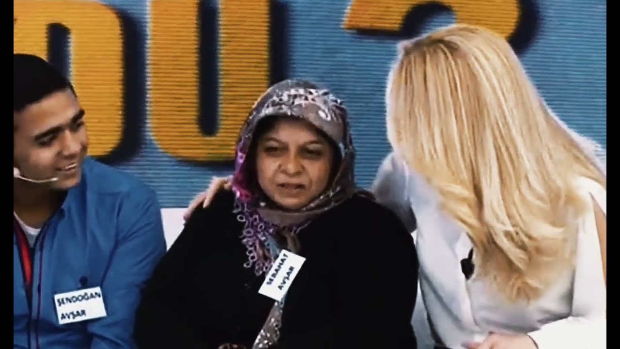 MÜGE ANLI SİYAH MİNİ ETEK BACAK KALÇA FRİKİK