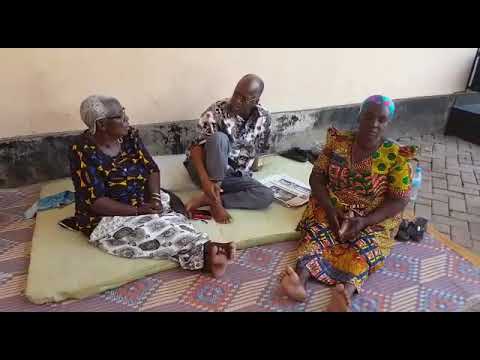 MH.RAIS MAGUFULI AKIWA MAPUMZIKONI KIJIJINI CHATO(KUSHOTO NI MAMA YAKE MZAZI NA KULIA NI DADA YAKE)