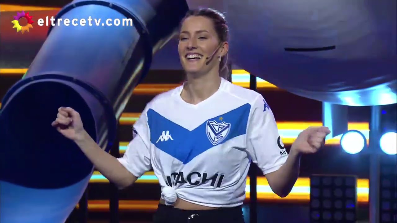 Mica Viciconte se puso la camiseta de Vélez y bailó 
