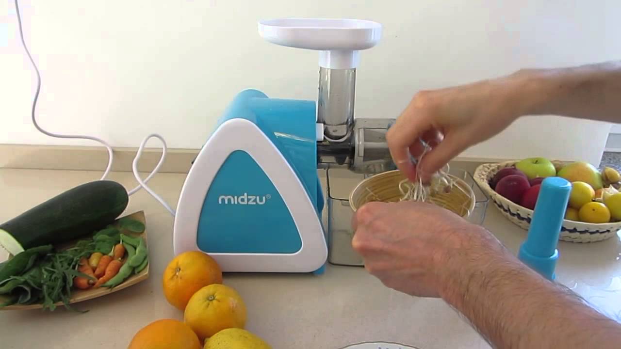 Midzu Slow Juicer juicing mung bean and wheat sprouts