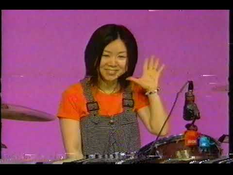 Migu (Japanese female drummer) likes to play the drums 🥁. (Yo Gabba Gabba 2007 ) #アメリカの幼児番組#コーネリアス