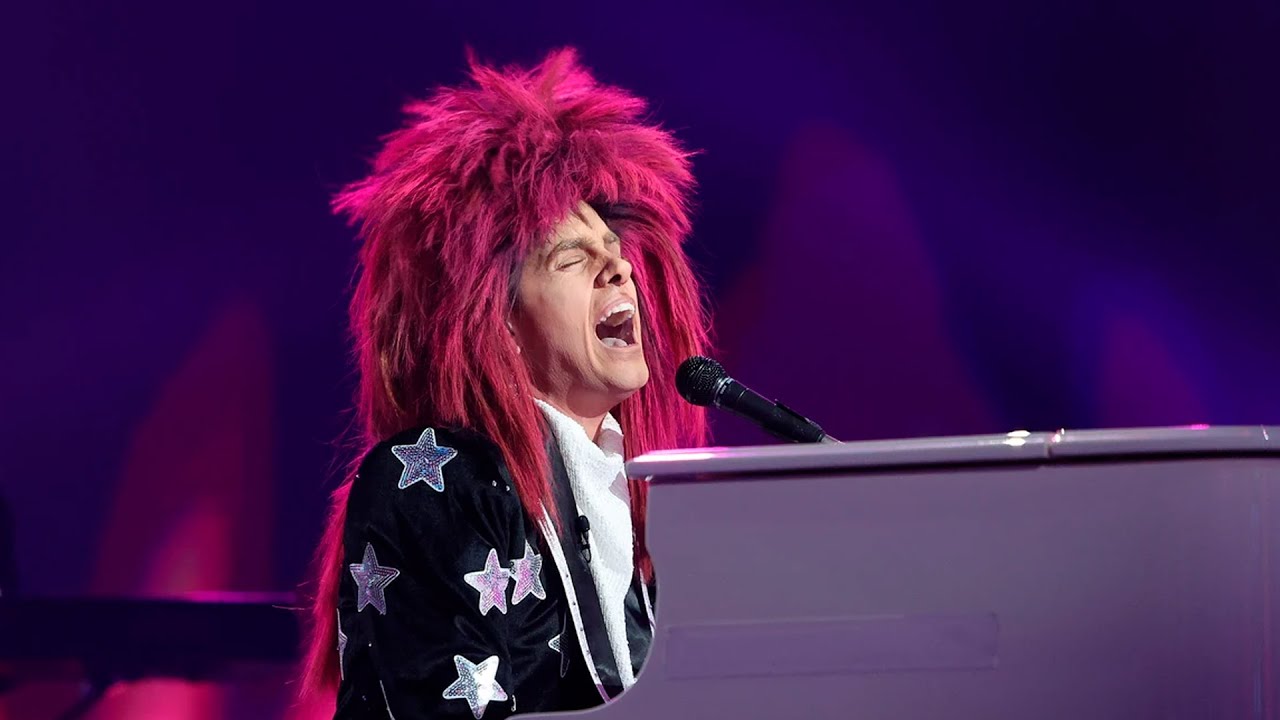 Mikel Herzog Jr. imita a Elton John en 