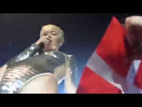 Miley Cyrus Allows Fans to Touch Her Vagina & Butthole During Performance