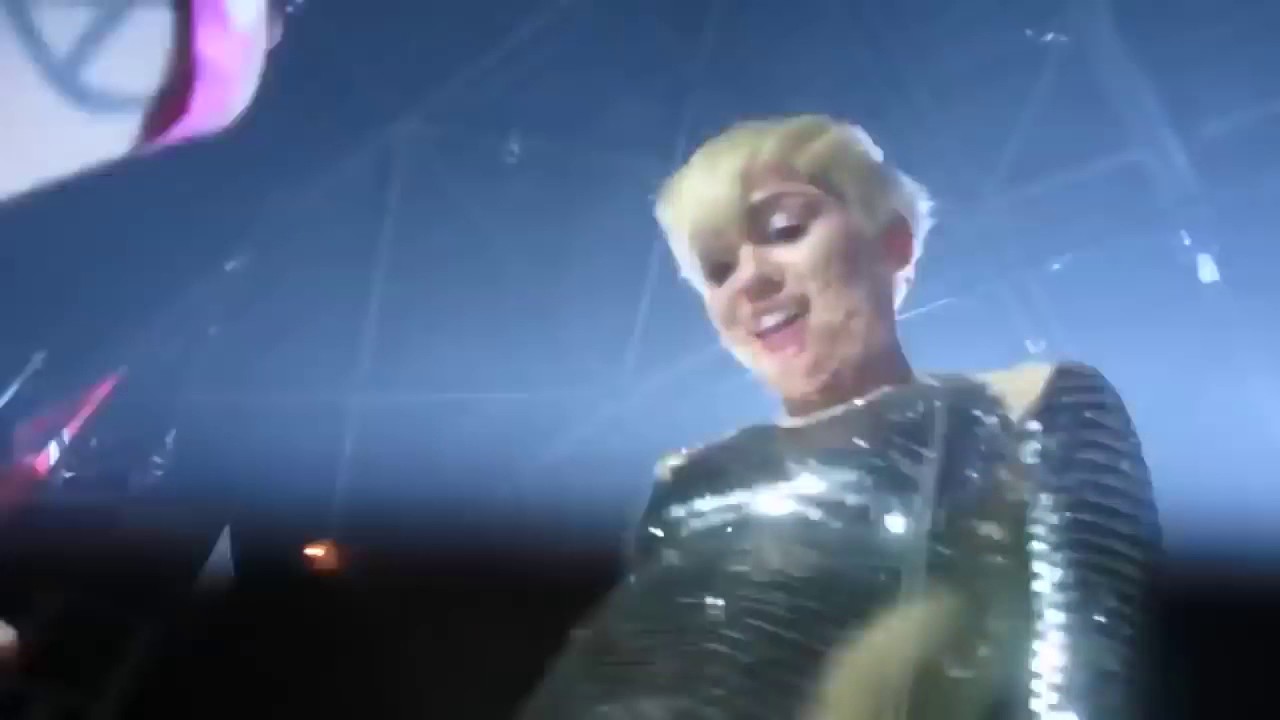 Miley Cyrus deixa fãs botarem mão na sua vagina em pleno show