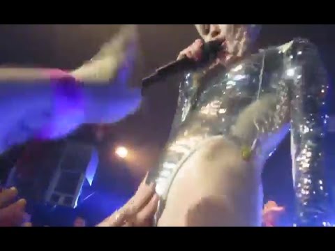 MILEY CYRUS DEIXAR OS FÃS TOCAR SUAS PARTES ÍNTIMAS DURANTE SEU SHOW NA DINAMARCA