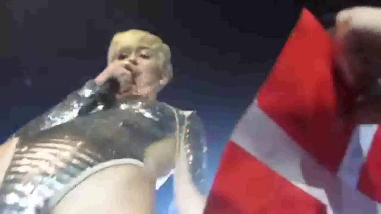 Miley Cyrus deja que sus fans le toquen sus partes intimas