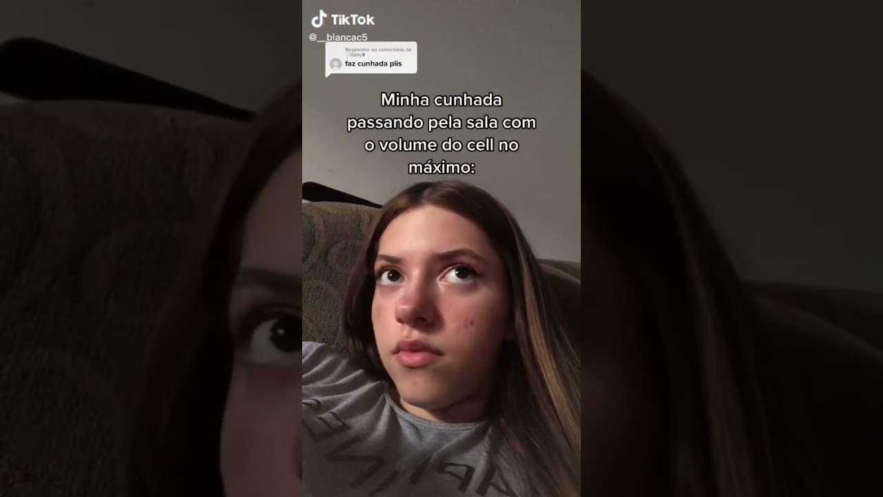 Minha cunhada passando pela sala com o volume do cell no máximo: