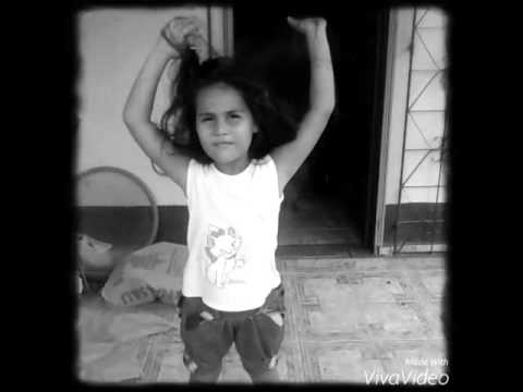 minha prima de 5 anos dançando