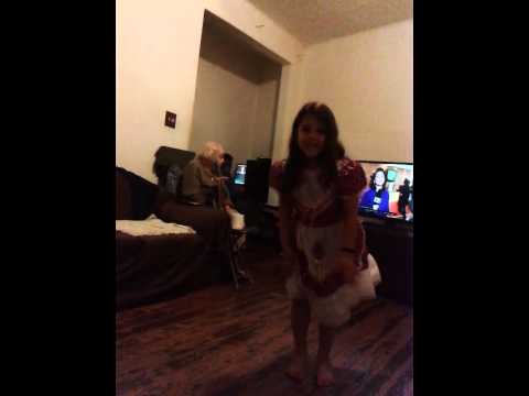 Minha prima emsinamdo a fazer espacate
