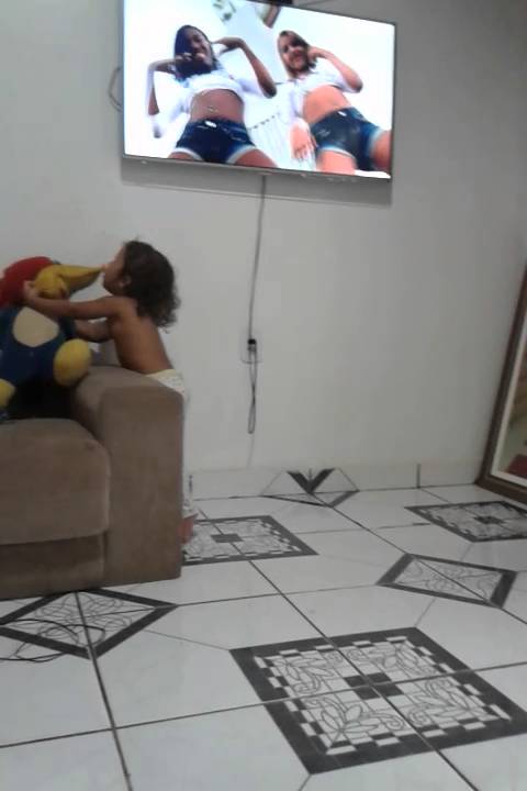 Minha sobrinha de 2 anos já dança quadradinho de 8