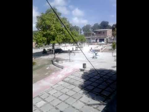 Minhas amigas tomando banho de chuveiro na praça