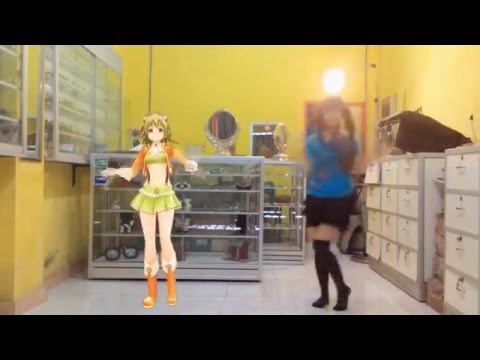 Mini Etekli Çinli Seksi Kız Dans Ediyor