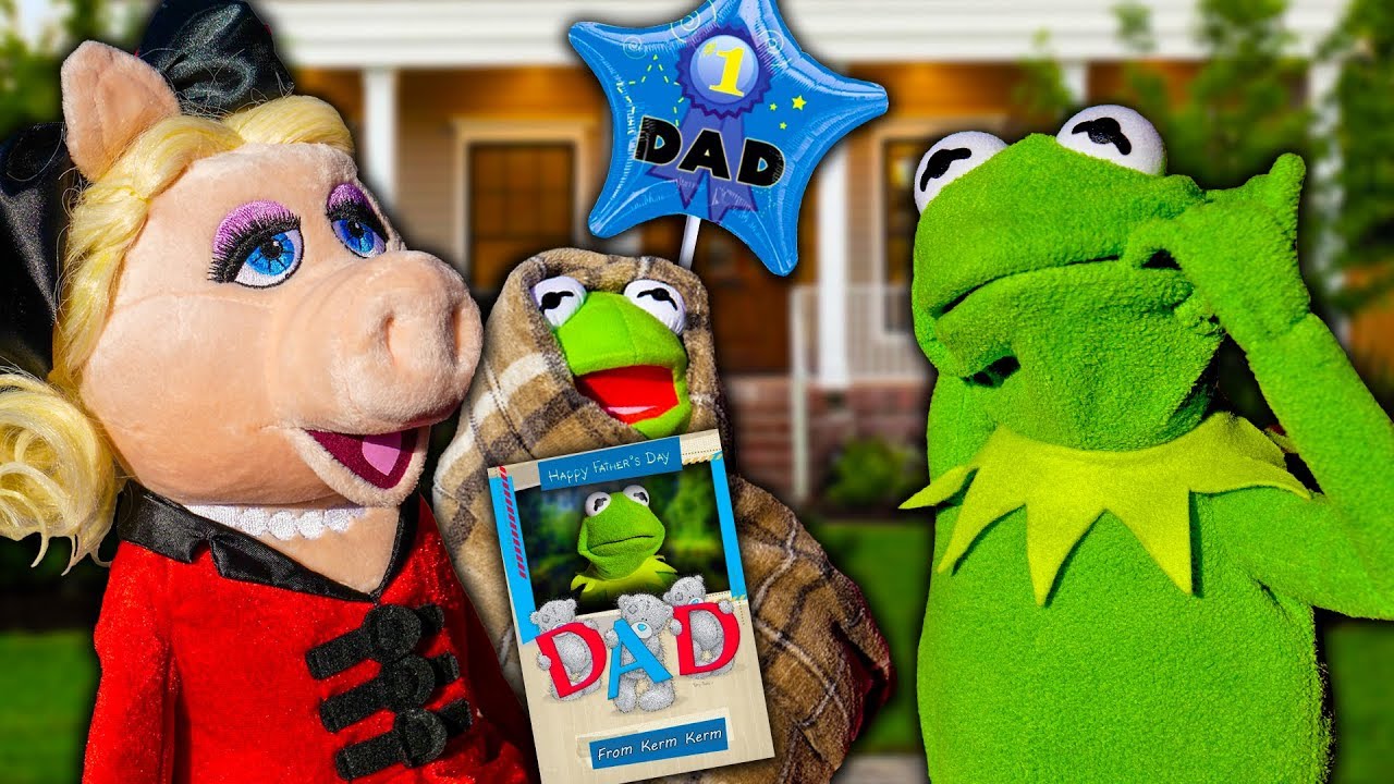 Miss Piggy SURPRISES Kermit the Frog with Fathers Day Baby!