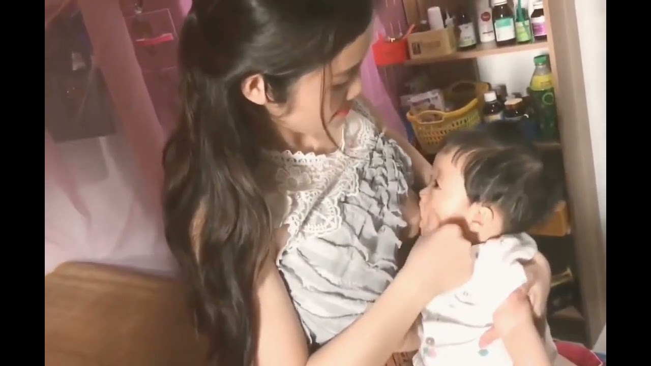 Mom Cantik Lagi nyusuin Baby 🥰