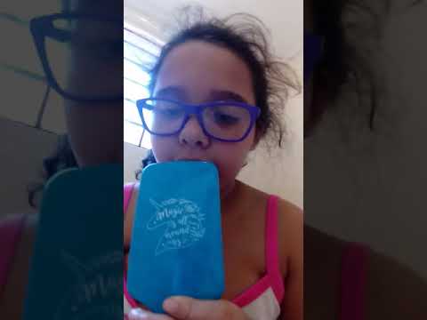 Mostrando a minha escova de cabelo e o meu pijama