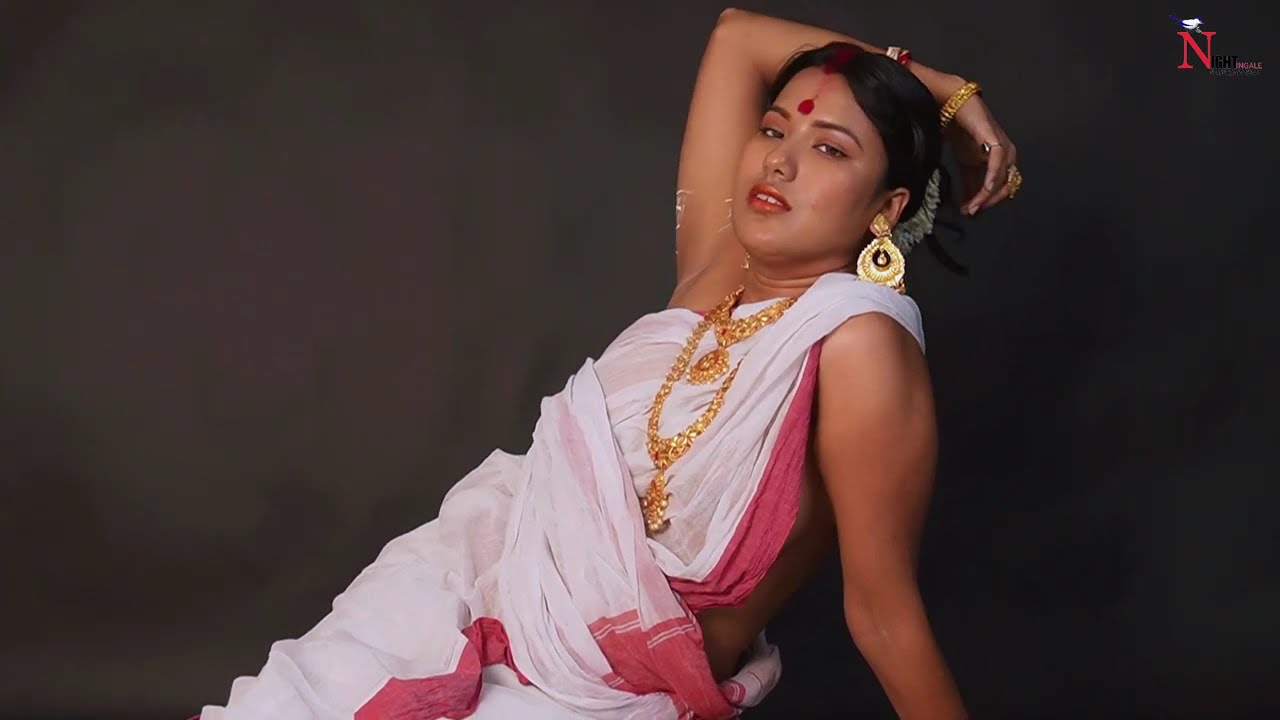 Moumita | Saree Lover | Saree Sundori | bong saree | Saree | Backless saree with jewellery