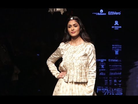 Mrunal Thakur Looks Beautiful At Lakme Fashion Week 2019 | Showstopper