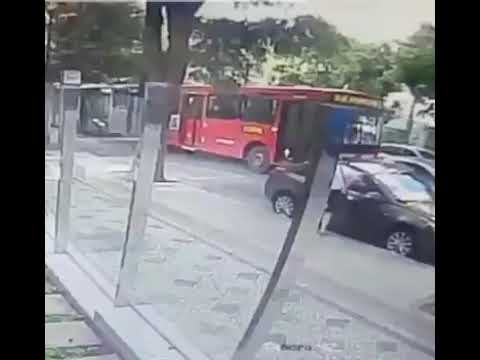 Mulher cagando na rua