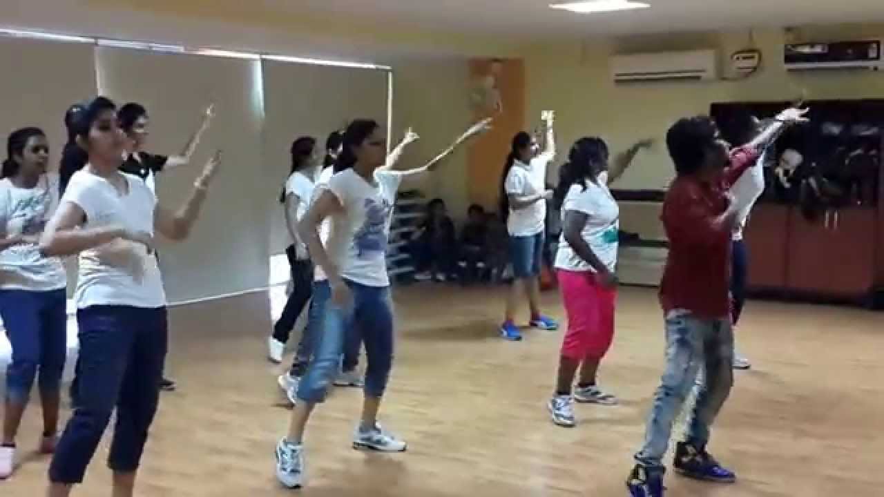mumaith khan itam song manusagar white dhamaka with girls