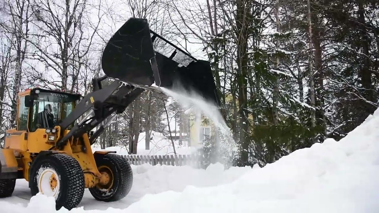 My Friend is our Hero! He moved huge Amounts of Snow with his Volvo Wheel loader to free our House!