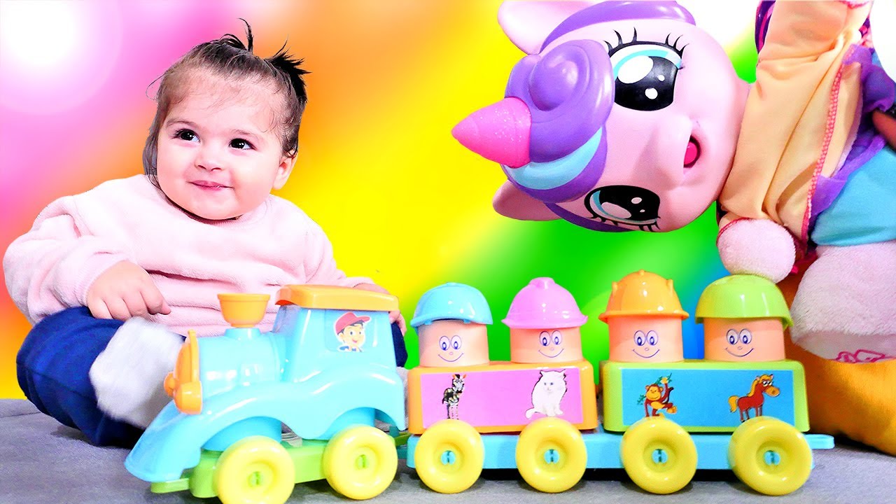 My Little Pony Flurry Heart eğitici tren oyuncağı ile oynuyor. Bebek bakma oyunu