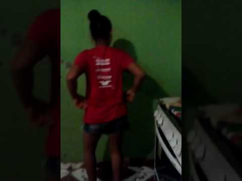 My prima dançando funk.