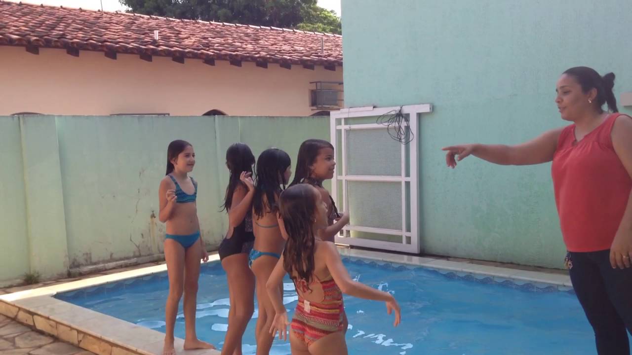 Na piscina com minhas amigas