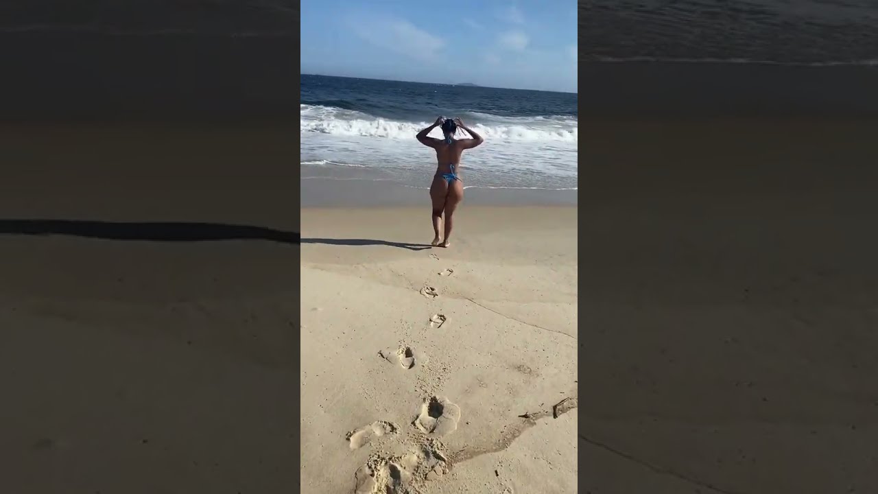 NAJ FERREIRA CAMINHANDO NA PRAIA