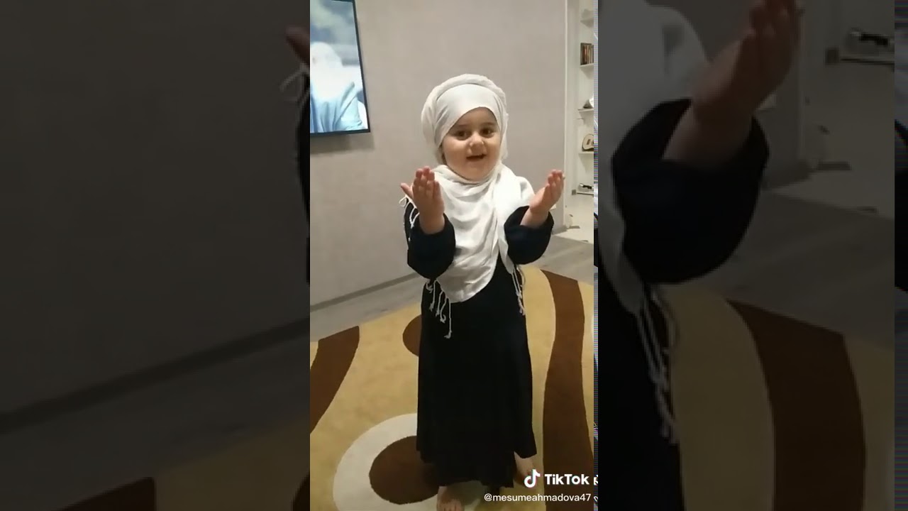 Namaz qılan qız
