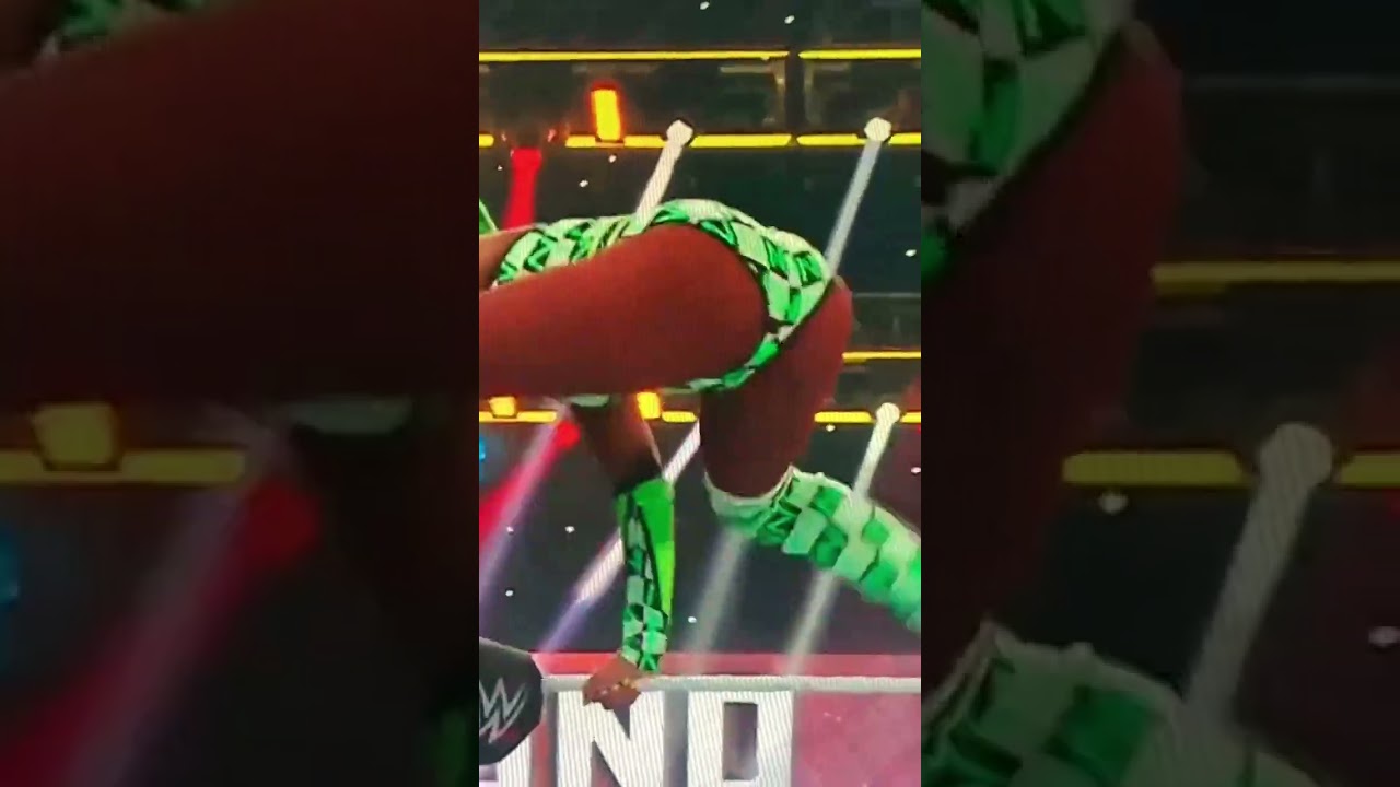 NAOMI EXPERIENCES WARDROBE MALFUNCTION DURING MATCH WITH NIA JAX ON WWE SMACKDOWN!😳#nipslip #naomi