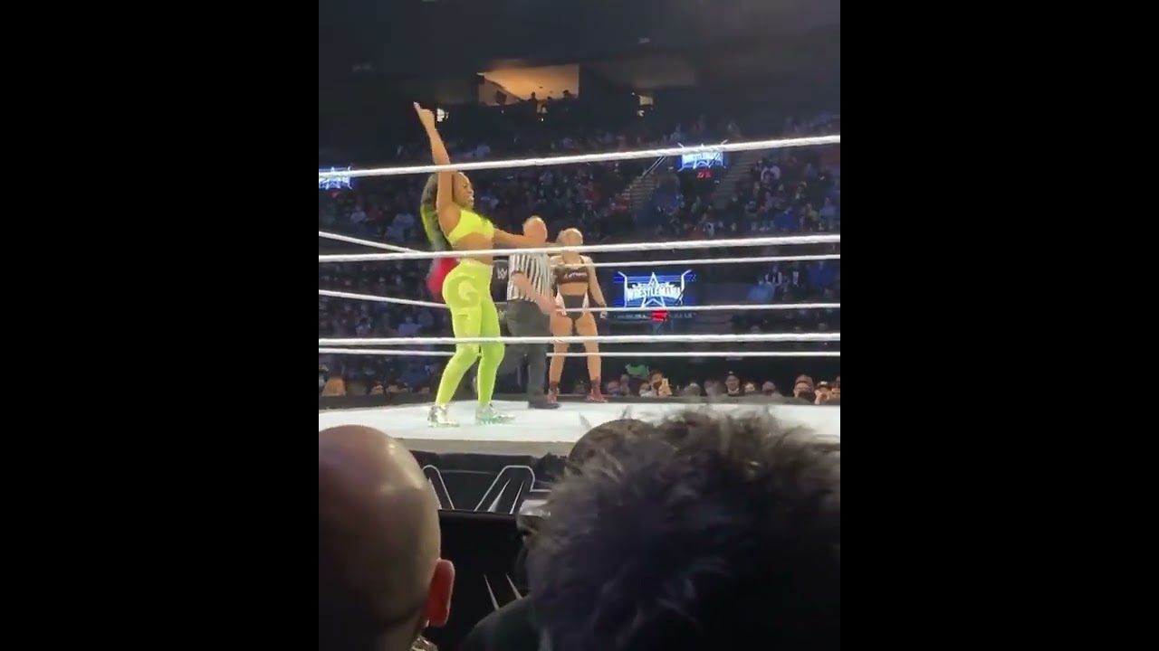 Naomi Twerking to the Crowd Chants 😂 #youtubeshorts #feeltheglow #wwemontreal