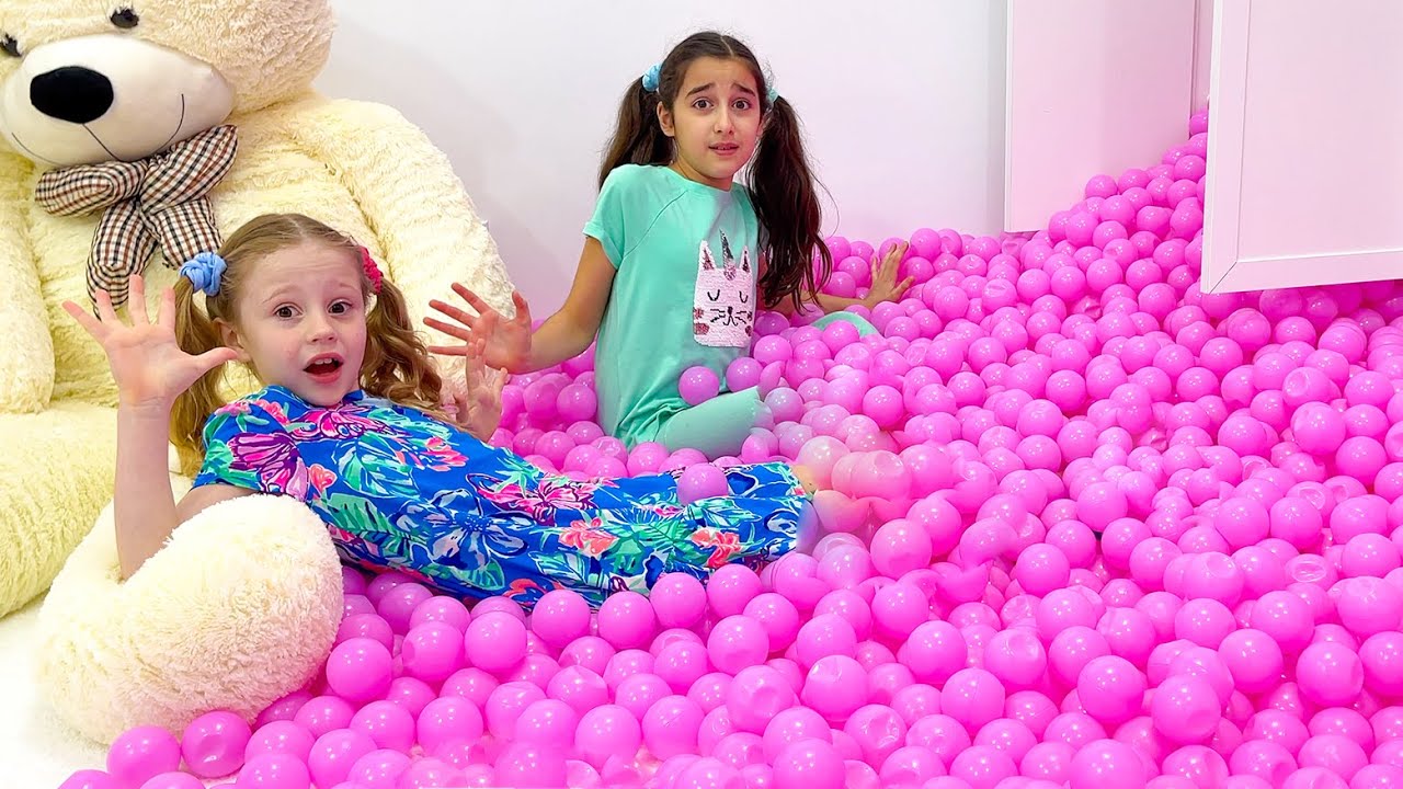Nastya and kids jokes with her friends