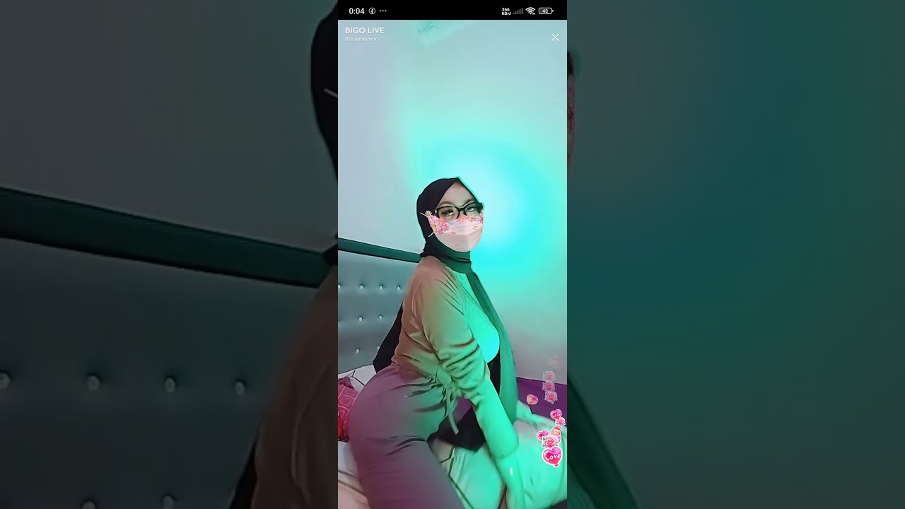 Nauraamor live BIGO duduk di atas guling