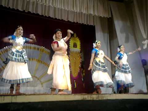 navya nair - dance- at ettumanoor temple