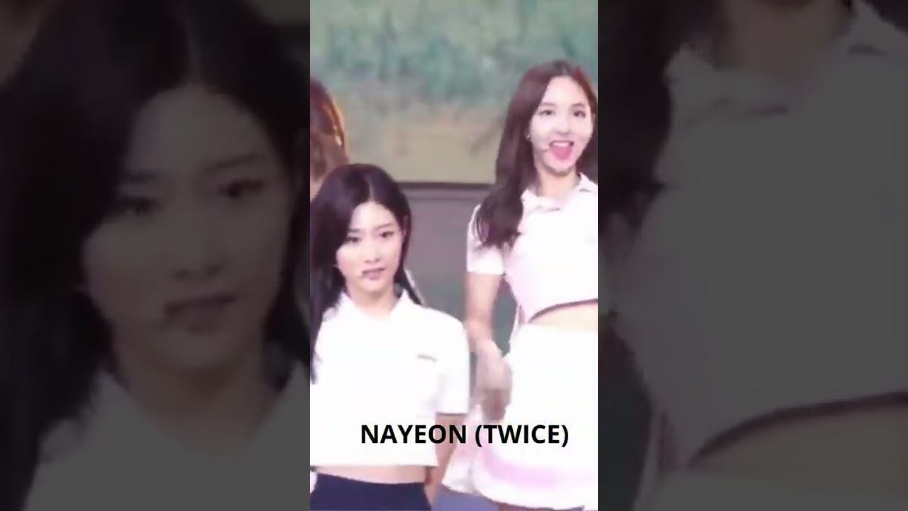 NAYEON (TWICE) BRA SLIPPED DURING INTO THE NEW WORLD PERFORMANCE