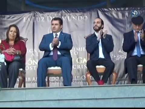 Nayib Bukele entrega reconocimiento a Apóstol