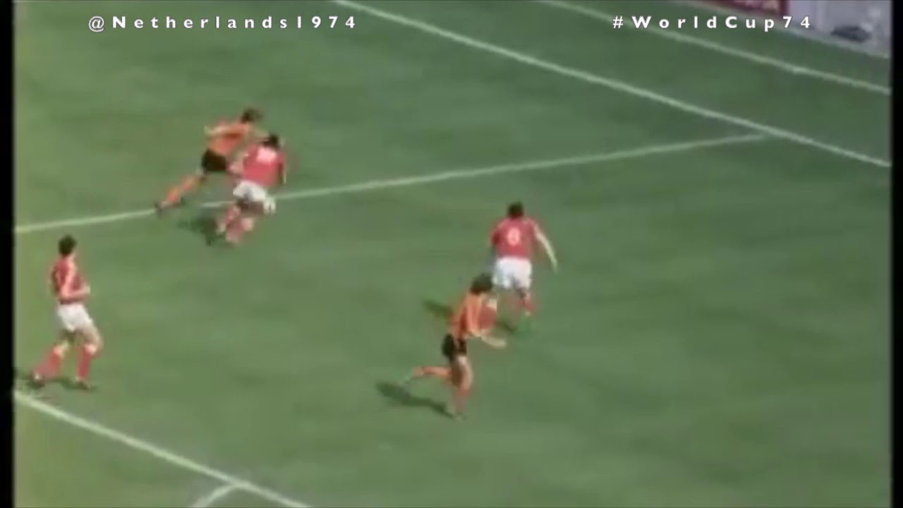 Netherlands vs Bulgaria foul on Cruyff, penalty Neeskens 1-0 #WorldCup74