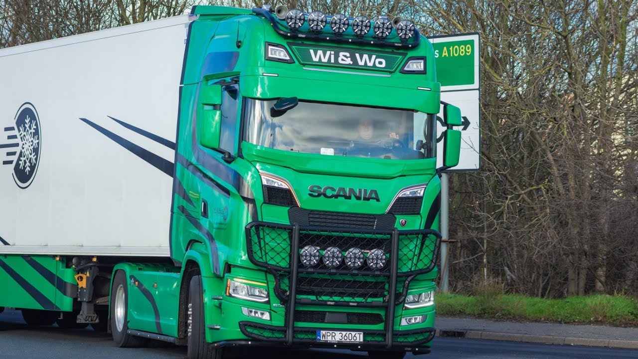New year Truck Spotting at the Docks, A1089. (4K)